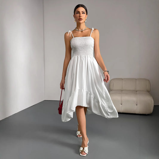 Robe longue blanche à bretelles, plissée et irrégulière, sans manches