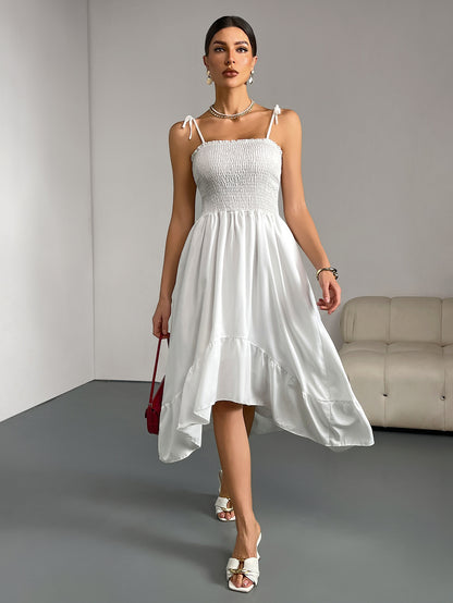 Robe longue blanche à bretelles, plissée et irrégulière, sans manches